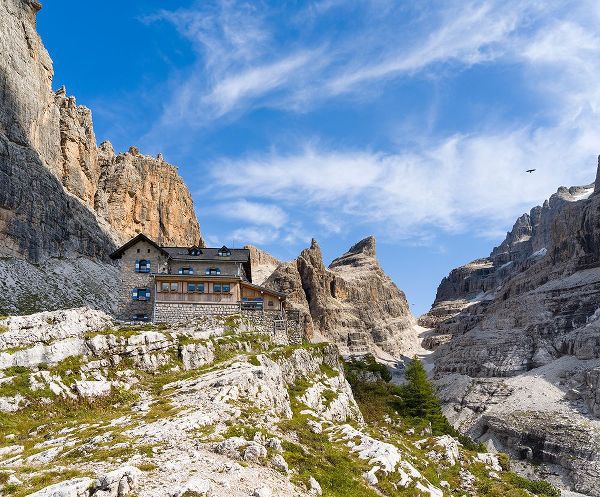 Zwick, Martin 아티스트의 Mountain hut Rifugio Tuckett e Sella-The Brenta Dolomites-UNESCO World Heritage Site-Italy-Trentino작품입니다.